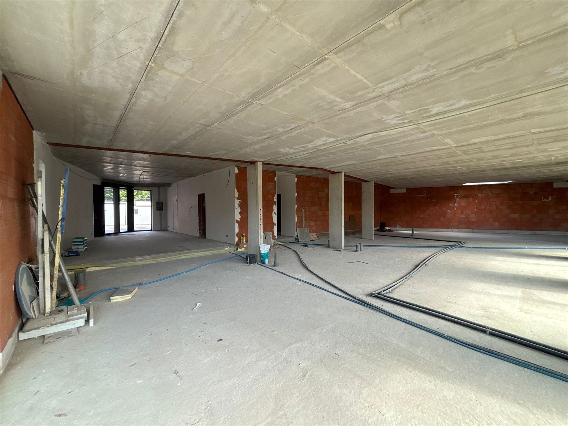 Nieuwbouw handelsruimte op commerciële liggen in het centrum! - foto 5