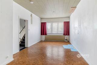 <p><span>Meyersstraat 19 - Deurne</span></p><p><span> </span></p><p><span> </span></p><p><span>Te moderniseren woning (147 m²) met 3 slaapkamers en koer (7 m²) in Deurne</span></p><p><span>In de Meyersstraat woon je op een centrale ligging met alles binnen handbereik. Openbaar vervoer bevindt zich op wandelafstand, terwijl je met de wagen in enkele minuten de belangrijkste invalswegen en de snelweg bereikt. Ook aan (lokale) winkels en supermarkten is er geen gebrek in de nabije omgeving.</span></p><p><span>Hoewel de woning hier en daar een opfrissing kan gebruiken, geniet je alvast van een uitstekende basis. Dankzij de gunstige EPC-score B hoef je je geen zorgen te maken over ingrijpende energetische renovaties. Bovendien werden al verschillende belangrijke vernieuwingen uitgevoerd. Zo werden in 2010 PVC-ramen met dubbele beglazing geplaatst, voorzien van rolluiken aan de voorzijde, werd het dak in 2019 geïsoleerd en kreeg de woning in 2022 een nieuwe verwarmingsketel. Ook de elektriciteit werd deels vernieuwd.</span></p><p><span>In het souterrain bevinden zich de inpandige garage (26 m²), een wasplaats met douche (8 m²) en extra bergruimte. Op de eerste verdieping vind je de leefruimte met achteraan aansluitend de open keuken, samen goed voor een oppervlakte van circa 29 m². Vanuit de keuken heb je toegang tot de gezellige buitenruimte van 7 m². Verder is op deze verdieping ook de badkamer (4 m²) met ligbad, lavabomeubel en toilet te vinden.</span></p><p><span>De bovenverdieping omvat drie slaapkamers van respectievelijk 5 m², 14 m² en 16 m².</span></p><p><span>Ben je op zoek naar een betaalbare woning met een gunstige EPC-score en de mogelijkheid om ze volledig naar eigen smaak te moderniseren? Mis deze kans niet! Bewoonbare opp. 147 m² – ref.: bruto vloeropp. Voor meer info of een gratis schatting surf naar </span><span><span>www.hansimmo.be</span></span></p><p><span> </span></p>