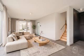 <p>Ontdek deze instapklare en recent gebouwde halfopen woning die ruimte, licht en comfort perfect combineert.<br /><br />Op het gelijkvloers verwelkomt de ruime inkomhal met apart gastentoilet u in de woning. De lichtrijke leefruimte met open, volledig uitgeruste keuken vormt het hart van het huis en biedt een aangename connectie met de tuin. Aansluitend bevindt zich een handige berging.<br /><br />De eerste verdieping beschikt over 3 ruime slaapkamers, een apart toilet en een volledig geïnstalleerde badkamer. Op de tweede verdieping vindt u een polyvalente ruimte die perfect dienst kan doen als 4e slaapkamer, bureau of hobbykamer.<br /><br />Buiten geniet u van een leuke tuin en beschikt de woning bovendien over een garage.<br /><br />Een ideale gezinswoning voor wie op zoek is naar hedendaags wooncomfort, ruimte en een praktische indeling!<br /><br />De woning wordt verkocht onder REGISTRATIE!<br /><br />Meer info of plan je bezoek via denis@immobeguin.be of www.immobeguin.be</p>