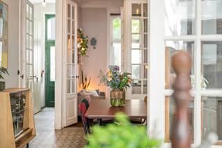 <p>Karaktervolle herenwoning uit 1899 in een autoluwe straat in hartje Roeselare. Via de inkomhal betreedt u de gezellige leefruimte met eet- en zithoek, afgewerkt met tal van authentieke elementen en een sfeervolle houthaard. De ruime, volledig uitgeruste keuken met eetplaats geeft uit op de zonnige, zuidgerichte stadstuin met aangelegd terras en loungehoek. Op de eerste verdieping bevindt zich een ruime slaapkamer met karaktervolle erker en praktische ingemaakte kasten, een aparte was-/bergruimte en een ingerichte badkamer (dubbele wastafel, toilet en bad met douchemogelijkheid). De tweede verdieping omvat nog twee volwaardige slaapkamers, eveneens voorzien van ingemaakte kasten. Via de vaste trap bereikt u de geïsoleerde zolder, waar een extra slaapkamer, hobbyruimte of bureau kan worden ingericht.</p>
<p></p>
<p>Extra troeven</p>
<ul>
<li>Volledig instapklare herenwoning uit 1899 in neo-Vlaamse renaissancestijl</li>
<li>Tal van authentieke elementen</li>
<li>Rustige, autoluwe ligging in hartje Roeselare</li>
<li>Zuidgerichte stadstuin</li>
<li>Praktische ingemaakte kasten en maatwerk</li>
<li>Conforme elektriciteitskeuring</li>
<li>EPC label C geen renovatieverplichting</li>
<li>Voorzien van sanitair op het gelijkvloers en op de 1ste verdieping</li>
<li>Grote droge kelder met vaste trap</li>
<li>Geïsoleerde zolder met vaste trap en uitbreidingsmogelijkheden</li>
</ul>
<br />Deze woning is te koop ZONDER makelaar via het concept van Smart Houses! Wenst u verdere inlichtingen of informatie over de bezoekdag? Contacteer rechtstreeks de eigenaar via 0494/41.06.25