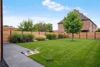 De vermelde prijs is volledig AFGEWERKT (excl. tuinafwerking).<br /><br />Ontdek deze prachtige nieuwbouwwoning gelegen in de Stokstraat 1 te Zele, waar modern comfort en energiezuinig wonen perfect samenkomen.<br /><br />Met een bewoonbare oppervlakte van meer dan 250 m² biedt deze woning uitzonderlijk veel ruimte en mogelijkheden voor gezinnen die op zoek zijn naar luxe en functionaliteit. De strakke architectuur en hoogwaardige afwerking zorgen voor een hedendaagse uitstraling met oog voor detail.<br /><br />Deze BEN-woning (Bijna-EnergieNeutraal) is uitgerust met de nieuwste technieken op vlak van duurzaamheid en energie-efficiëntie. Zo geniet u van aangename vloerverwarming in de volledige woning, aangestuurd door een efficiënte warmtepomp. Het centraal ventilatiesysteem zorgt bovendien voor een constant gezond binnenklimaat.<br /><br />De woning combineert een doordachte indeling met lichtrijke ruimtes, waardoor een open en aangenaam leefgevoel ontstaat. Ideaal voor wie comfortabel wil wonen met lage energiekosten en klaar wil zijn voor de toekomst.<br /><br />Gelegen in een rustige en vlot bereikbare buurt in Zele, vormt deze woning de perfecte uitvalsbasis voor gezinnen en professionals.<br /><br />Tenslotte is er privatieve parkeerplaats voorzien.<br /><br />Een unieke kans voor wie op zoek is naar een ruime, energiezuinige en instapklare nieuwbouwwoning.<br /><br />Deze woning wordt afgewerkt tegen akte en is dus onmiddellijk beschikbaar.<br /><br />Voor meer info en/of een bezoek ter plaatse kan u terecht bij Xavier via het nummer 052 20 24 40 of per mail naar xavier@berno.be.