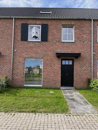 Nieuwbouwwoning (gesloten bebouwing) omvat inkomhal met gastentoilet, woonkamer met open ingerichte keuken, berging/wasplaats,...