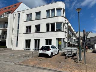 Luxueus gerenoveerd appartement dichtbij het strand en de winkels van Bredene Duinen.Het appartement bestaat uit een inkomhall, mooie living met...