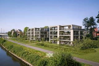 Dit ruime tweeslaapkamerappartement met een oppervlakte van 123 m² is gelegen op het gelijkvloers verdiep van gebouw C. Het appartement beschikt over een inkomhal met plaats voor een vestiairekast, een afzonderlijk toilet, een lichtrijke woonkamer met grote raampartijen, een open keuken en technische berging, twee volwaardige slaapkamers en een badkamer uitgerust met een inloopdouche en dubbele wastafel. Bijkomend biedt dit appartement een terras van 24 m² en een tuin van 35.64 m², beiden met een mooie zuidelijke oriëntatie. <br /><br />Dit appartement is gelegen in residentie Waterkant, een exclusief nieuwbouwproject in Gavere, gelegen op een boogscheut van de kerk langs de oevers van de Schelde. Het project bestaat uit ruime, lichtrijke appartementen die volledig naar eigen stijl kunnen worden afgewerkt, waardoor u uw persoonlijke woonwensen volledig kunt realiseren.<br /><br />De appartementen zijn uitgerust met warmtepompen, vloerverwarming en een ventilatiesysteem D, wat zorgt voor een energiezuinig, gezond en comfortabel binnenklimaat en een Epeil van max 10 (vrijstelling onroerende voorheffing eerste 5 jaar). De indeling van de units en de ligging van de terrassen zijn zo ontworpen dat u maximaal kan profiteren van natuurlijk licht en de beschikbare ruimte. Sommige appartementen bieden een schitterend uitzicht over het water, terwijl andere units genieten van een rustige binnentuin, waardoor zowel buiten- als binnenbeleving optimaal wordt geïntegreerd in uw woonervaring.<br /><br />Voor het dagelijkse gemak is er een ondergrondse parking voorzien voor alle bewoners, zodat parkeren veilig, vlot en comfortabel verloopt. Extra bergruimte en fietsenstallingen zijn eveneens beschikbaar.<br />De ligging van Waterkant biedt een unieke combinatie van rust en bereikbaarheid. Alles wat u nodig heeft voor het dagelijkse leven, van winkels tot horeca, bevindt zich op korte afstand. Voor ontspanning en recreatie liggen de wandel- en fietsroutes langs de Schelde praktisch voor de deur.<br /><br />De Kasteeldreef, waar Waterkant gelegen is, biedt bovendien een uitstekende mobiliteit. Het aanbod aan openbaar vervoer verbindt Gavere met omliggende steden en dorpen, terwijl de nabijheid van hoofdwegen een snelle toegang naar Gent, Oudenaarde en andere centra mogelijk maakt. Voor wie de fiets of te voet verkiest, zijn er in de omgeving tal van routes die zowel recreatief als praktisch gebruikt kunnen worden. Zo combineert de locatie een rustige woonomgeving met een vlotte bereikbaarheid, zonder afhankelijk te zijn van de auto voor dagelijkse verplaatsingen.<br /><br />Verlaagd btw-tarief van 6% mogelijk op de volledige constructiewaarde, nu ook voor investeerders.<br /><br />Benieuw naar het aanbod in dit project? Plan dan uw vrijblijvende afspraak in via guillian@landbergh.be of 09 278 78 79