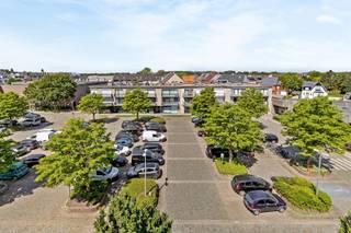 <p><span>Op wandelafstand van het centrum van Tessenderlo bevindt zich dit instapklare appartement op de vierde verdieping, vlot bereikbaar met de lift. Dankzij de centrale ligging, gunstige energieprestaties en conforme elektrische installatie vormt dit zowel een interessante investering als een comfortabele woonst!</span></p><p><span> </span></p><p><span>Het appartement is momenteel verhuurd, wat het uitermate geschikt maakt als opbrengsteigendom. Wenst u het appartement zelf te bewonen? Dan kan de huurovereenkomst worden beëindigd met een opzegtermijn van 6 maanden.</span></p><p><span> </span></p><p><span>De indeling omvat een inkomhal, een ruime lichtrijke leefruimte met open keuken voorzien van alle hedendaags comfort, een praktische berging, een badkamer met ligbad, lavabo en toilet, en twee volwaardige slaapkamers.</span></p><p><span>Daarnaast beschikt het appartement over maar liefst twee privatieve terrassen waar u in alle rust kunt genieten.</span></p><p><span> </span></p><p><span>Een bijkomende troef is dat de huidige eigenares haar aandeel in de geplande gevel- en terrasrenovatie reeds volledig heeft betaald. De toekomstige gevelafwerking (met bijkomende isolatie) zal zorgen voor een frisse, moderne uitstraling van het gebouw. De definitieve kleurkeuze van de crepi dient nog te worden vastgelegd.</span></p><p><span> </span></p><p><span>Troeven op een rij: Centrale ligging, 2 slaapkamers, aanwezigheid van lift, gunstige energiescore (dankzij de komende gevelrenovatie mag bovendien een verdere verbetering van de energieprestaties worden verwacht), elektrische installatie CONFORM AREI, voldoende parkeermogelijkheden in de directe omgeving!</span></p><p><span> </span></p><p><span>SBU: In aanvraag.</span></p><p><span> </span></p><p><span>Een ideale opportuniteit voor zowel investeerders als starters. Plan snel uw bezoek en ontdek de vele troeven!</span></p><p><span>Kenneth (kenneth.pollet@vastgoedhuys.be) 0472/03 25 88 of Melissa (melissa.cardaci@vastgoedhuys.be) 0486/54 71 80.</span></p>