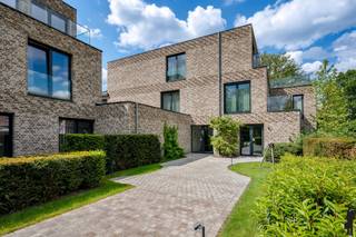 Dit uitzonderlijk penthouse is gelegen in één van de standingvolle residenties van "Mercuur": een high-end nieuwbouwproject omgeven door een...