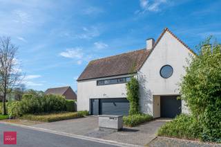 Inkomhal, ruime living met prachtig ingerichte keuken, bijkeuken/ wasplaats, 4 slaapkamers, 2 badkamers, grote dressing, bureel met zicht op de tuin, kelder, zolder, dubbele garage, tuinberging, tuin met waterpartij en zicht op de weiden.