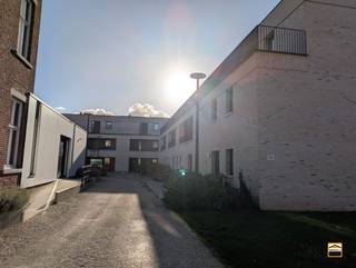 <p><span>ERKENDE ASSISTENTIEWONING in parkomgeving met ondersteunend <br />dienstverleningsaanbod</span><span><br /><br />Deze assistentiewoning is gelegen op de eerste verdieping van een rustige residentie.<br />De aangename parkomgeving zorgt voor een gevoel van rust. De gunstige ligging biedt een<br />goede bereikbaarheid van de nodige voorzieningen. U bent in de nabijheid van winkels, horeca,<br />gemeentediensten en de huisartsenpraktijk.<br /><br />Het betreft een erkende assistentiewoning. Deze eenheid is op dit moment verhuurd, hetgeen<br />deze aankoop ook zeker interessant maakt als belegging. Op de gelijkvloerse verdieping is een<br />gemeenschappelijke ontmoetingsruimte voorzien.<br /></span><span><br />Enkele specifieke kenmerken:</span></p><ul><li><span>E-peil: E60</span></li><li><span>Vloerverwarming op aardgas</span></li></ul><ul><li><span>Ventilatiesysteem type C+ </span></li><li><span>Gebouw werd uitgerust met een lift </span></li><li><span>De assistentiewoning beschikt over een kelderberging.</span></li></ul><p><span> </span></p><p><span>Wenst U meer informatie over deze erkende assistentiewoning of een bezichtiging?<br />Contacteer ons via 012 26 22 05 of <span>info@hetimmohuis.be</span></span></p><p><span> </span></p>