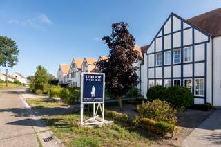 <strong>Charmante "cottage style" woning met o.a: 4 slaapkamers, 2 badkamers, garage en gezellige tuin.</strong><br /><strong>De in 2002 gebouwde woning is met zijn 240m² bewoonbare oppervlakte verrassend ruim, heeft energielabel B en een goedgekeurde electriciteit installatie. Gunstige ligging op loopafstand van alle voorzieningen en nabij de Nederlandse grens.</strong><br /><br /><span>Gelijkvloerse verdieping:</span><br /><span>De inkomhal met gastentoilet biedt toegang tot de ruime woonkamer voorzien van een natuurstenen vloer. <br />De keuken is halfopen en is compleet ingericht met keramische kookplaat, combi-oven, grote koelkast, vaatwasmachine en granieten werkblad. De aangrenzende berging geeft toegang tot de inpandige garage met automatische poort. Hier zijn tevens de aansluitingen voor wasapparatuur voorzien. </span><br /><br /><span><span>Eerste verdieping</span>:</span><br /><span>De houten trap brengt u tot de verdieping. Hier treft u ruime slaapkamers, waarvan 1 met eigen badkamer voorzien van een dubbele wastafel en een douche.</span><br /><span>Verder op deze verdieping een tweede badkamer met toilet, dubbele wastafel, ligbad en douche.</span><br /><br /><span><span>Tweede verdieping</span>:</span><br /><span>Via vaste trap te bereiken. Hier treffen we nog de vierde slaapkamer en mogelijk vijfde slaapkamer.</span><br /><span>Verder is er op deze verdieping nog een bergzolder. </span><br /><br /><span>Tuin:</span><br /><span>gezellige tuin op het oosten met terras. Achteraan in de tuin treft u een ruime tuinberging.</span><br /><br /><span>Bijzonderheden:</span><br /><span>- centrale ligging in centrum Poppel, op loopafstand van alle voorzieningen en nabij Nederlandse grens.</span><br /><span>- Ruime woning, ideaal voor groot gezin</span><br /><span>- verwarming op aardgas - vloerverwarming beneden.</span><br /><span>- EPC B en goedgekeurde electriciteit.</span>