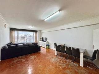 Op de 7de verdieping van het gebouw aan de Belgiëlei 73A (B701) bevindt zich dit ruime appartement van 115 m², dat veel potentieel biedt voor wie op zoek is naar een comfortabele woonst of een interessante investering. Het appartement beschikt over een lichte, ruime woonkamer die rechtstreeks aansluit op de keuken. Vanuit hier heb je toegang tot het gesloten kleine terras. <br />De inkomhal met ingebouwde kasten zorgt voor een praktische en ordelijke ontvangst en leidt naar de rest van het appartement. Er zijn twee grote slaapkamers, telkens met voldoende lichtinval, en daarnaast twee badkamers, wat het appartement bijzonder comfortabel maakt. Verder zijn er twee toiletten en een handige berging aanwezig.<br /><br />In de ondergrondse verdieping is zowel een staanplaats als een kelderberging inbegrepen. Het gebouw is uitgerust met een lift en er is een actieve syndicus aanwezig, wat bijdraagt aan het algemene onderhoud en beheer. Het appartement wordt momenteel verhuurd. <br /><br />De EPC-score B en de vermelding asbestveilig zijn sterke troeven. Het appartement dient echter gerenoveerd te worden en de elektriciteit is niet conform. Dit biedt meteen de mogelijkheid om het volledig naar eigen smaak en comfort te moderniseren.<br /><br />Vraagprijs: € 305.000,00,- incl parking en berging.<br /><br />Wenst u een afspraak om dit appartement te bezichtigen? Contacteer ons gerust via immo@sidimex.be of op 03 203 02 02. Wij plannen met veel plezier een bezoek voor u in!
