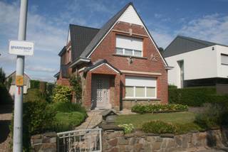Kwalitatieve open bebouwing op toplocatie in Sint-Niklaas : energiezuinig (EPC C) en XXL garage<br />Door de jaren heen werd aan de woning verbouwd en gerenoveerd, telkens met oog voor de meest kwalitatieve materialen. Het originele bouwplan en alle bouwvergunningen zijn beschikbaar. Overal rolluiken aanwezig (deels elektrisch/deels manueel), videoparlofoon, buitenspot met sensor op de oprit (die binnenshuis kan worden aan/uitgeschakeld), recente gas- en electriciteitsmeters en gascondensatieketel. Met dubbele beglazing, een volledig vernieuwd en geïsoleerd dak, de plaatsing van zonnepanelen (2026) en spouwmuurisolatie (2026) is de woning met een EPC label C bovendien helemaal klaar voor de toekomst.<br />De inkomhal biedt toegang tot de woonkamer, een koel voorraadkeldertje, een gastentoilet met handenwasser en de keuken. In de ruime en bijzonder lichtrijke woonkamer creëert de dimbare verlichting meteen de juiste sfeer met als ultieme blikvanger een prachtige marmeren schouw met gezellige gashaard. De grote landelijke en praktische keuken is uitgevoerd in massieve eik, zo goed als nieuwe toestellen en veel stopcontacten. Veranda, pergola die een overdekte verbinding naar de megagrote, vrijstaande garage biedt. Tuin. Lange oprit die plaats biedt aan minstens 3 auto’s. Beneden werd gekozen voor makkelijk te onderhouden keramische vloeren.<br />De recent wit geschilderde stevige houten trap geeft uit op een nachthall met raam, 2 royale slaapkamers (parket) die baden in het licht waarvan 1 met aparte bergruimte. Badkamer voorzien van badmeubel met dubbele lavabo, ligbad, aparte douche, toilet en handdoekdroger. Via de badkamer kom je in een multifunctionele ruimte met een raam, een Velux dakraam en een volledige wand ingemaakte kasten. Deze kamer is ideaal als strijkkamer, dressing of eventueel als 3de (kleinere) slaapkamer/babykamer.