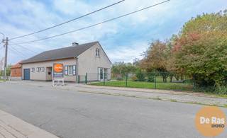 <br />WICHELEN - INSTAPKLARE WONING MET TUIN EN GARAGE<br />Deze woning is rustig gelegen nabij Wichelen en centrum Lede, met een prachtige, groene omgeving.<br />De woning bestaat uit een inkomhal, woonkamer met kachel met aansluitend een open en uitgeruste keuken. Deze leefruimtes hebben veel lichtinval door de vele ramen naar de tuin en het terras. <br />Via de nachthal op het gelijkvloers kom je terecht in de ruime slaapkamer, badkamer met bad en douche en klein kamertje dat kan dienen als bureau/dressing.<br /><br />Via de ruime garage, kan je via het zolderluik naar de grote zolder waar een extra kamer gecreëerd kan worden. <br />De woning is voorzien van 34 zonnepanelen met certificaten! Mits kleine aanpassingen haal je meteen een véél beter EPC en conforme elektriciteitsinstallatie.<br /><br />Naast de woning is nog een tuinberging, handig voor het plaatsen van de grasmachine en fietsen.<br /><br />Interesse in wonen op het gelijkvloers met toch nog uitbreidingsmogelijkheden? Bel 053/60.65.60<br />De vermelde prijs is een richtprijs. Na ontvangst van de biedingen zal de verkoper beslissen of hij/zij de eigendom verkoopt aan het beste bod. De richtprijs is aldus niet bindend voor de verkoper. Voor meer info kunt u ons contacteren 053/60.65.60. of het reglement raadplegen op onze website.