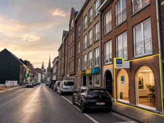 Bent u op zoek naar een professionele uitvalbasis voor uw onderneming? Ontdek deze instapklare ruimte op een toplocatie in het hart van Tielt. Dankzij de centrale ligging, op wandelafstand van de Markt, handelszaken en diverse voorzieningen, geniet u van een uitstekende bereikbaarheid én een hoge visibiliteit voor uw zaak.<br /><br />De ruimte werd volledig geschilderd en is uitgerust met energiezuinige ledverlichting en nieuwe verwarmingselementen, waardoor u zonder bijkomende investeringen meteen van start kunt gaan. <br /><br />Beschikbaar in overleg. <br />Provisie gemeenschappelijke kosten: €50/ maand.<br /><br />Interesse in dit pand? Naam vandaag nog contact op met ons voor meer informatie of een vrijblijvende bezichtiging. Hier krijgt u onderneming de zichtbaarheid en professionele uitstraling die ze verdient!