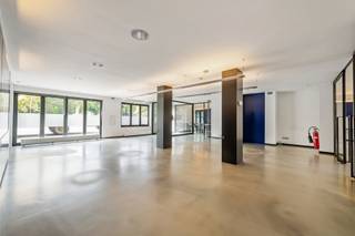 Profileer uw bedrijf op één van de meest zichtbare adressen van Brugge. Deze instapklare kantoorruimte van 237 m² is gelegen langs een belangrijke verkeersader en biedt uw onderneming de permanente zichtbaarheid van een billboard - 365 dagen per jaar.<br /><br />De ruimte is volledig uitgerust en direct operationeel:<br /><br />- Inclusief keuken en sanitaire voorzieningen.<br />- 38 m² kelder- en stockageruimte.<br />- Airconditioning en fibernet.<br />- Alle comfort voor een moderne werkomgeving.<br /><br />Optioneel beschikbaar: tot 5 privé-parkeerplaatsen - een waardevol aanbod.<br /><br />Functionaliteit, comfort én commerciële uitstraling - alles onder één dak, op een locatie die werkt voor u.<br /><br />Er zijn geen maatregelen gevonden op dit kadastraal perceel volgens onze opvraging bij het Maatregelenregister. <br /><br />Asap een bezoek inplannen?<br />Contacteer Katrien via 0477 46 53 11 of via katrien@waeyler.be.