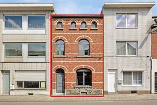 Deze stadswoning is gelegen aan de Leopold II Straat ter hoogte van nr. 106, pal in het centrum van Sint-Truiden.<br /><br />Binnenkomen doe je in de inkomhal met gastentoilet. De woonkamer biedt ruimte voor een gezellige zithoek en eetkamer. In de volgende ruimte bevindt zich de keuken met eetgedeelte. Verder lopen we naar de achterzijde van de woning waar zich een badkamer en een apart toilet bevindt. De charmante stadskoer vormt de perfecte plek voor een ochtendkoffie of aperitief. <br /><br />De inkomhal biedt ook toegang tot een droge kelder, die zorgt voor extra opslagruimte.<br /><br />Op de eerste verdieping bevinden zich twee ruime slaapkamers en een apart toilet. Op de tweede verdieping is de zolder omgevormd naar een derde, zeer grote slaapkamer met voldoende ruimte voor dressing of bureau. <br />Indien gewenst kan er een garage gekocht worden, VP 25.000,00 euro, Tiensesteenweg 40+2 garage nr 20.<br /><br />Interesse in deze instapklare woning op wandelafstand van talloze winkels, restaurants, scholen, ... ? Aarzel niet om contact op te nemen!