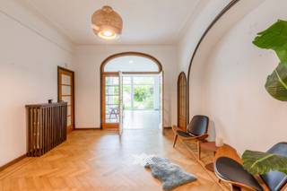 <strong>Landbergh bezoekdag: ontdek dit authentieke interbellumappartement tijdens het bezoekmoment op vrijdag 2 oktober tussen 15u en 18u, uitsluitend op afspraak.</strong><br /><br />Dit karaktervolle duplexappartement van ca. 215 m² ligt aan de Gentse binnenring, vlak bij de Watersportbaan, Blaarmeersen en Coupure. Een topligging voor wie houdt van sport, groen én de nabijheid van het culturele en commerciële centrum van Gent.<br /><br />Op het gelijkvloers bevinden zich een royale inkomhal, idyllische fumoir, bureauruimte, gastentoilet, gezellige huiskamer en een lichtrijke leefruimte. Aansluitend ligt een charmante stadstuin met vijver en druivelaar.<br />Op de eerste verdieping vindt u twee slaapkamers, een badkamer en een compacte keuken. De keuken kan eventueel plaatsmaken voor een derde slaapkamer, terwijl een nieuwe keuken op het gelijkvloers kan worden geïntegreerd. Een ruime kelder biedt extra bergruimte. Het appartement beschikt over een garage, vergund als fietsenberging, met een oprit die in onderling overleg kan worden gebruikt.<br /><br />Het pand dateert uit het interbellum en werd ontworpen door de Gentse architect Charles Hoge, bekend om zijn karaktervolle architectuur met sterke volumewerking, hoge daken en verfijnde details. <br /><br />EPC C | CV op stookolie | EK conform | Niet-asbestveilig<br /><br />Interesse in dit unieke stukje Gentse architectuurgeschiedenis? Maak vrijblijvend een afspraak via michiel@landbergh.be of 09 278 78 79.