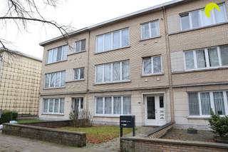 <p><span>In de gegeerde Oosterveld wijk in Wilrijk vinden we dit ruime 2 - slaapkamer appartement, gelegen op de 2de verdieping van een goed onderhouden gebouw. </span></p><p><span>Deze wijk is vooral gekend voor zijn rustige en groene omgeving, doch met openbaar vervoer, winkels, apotheek en het Augustinus ziekenhuis op wandelafstand.</span></p><p><span> </span></p><p><span>Indeling:</span></p><p><span>Via de traphal bereiken we de 2de verdieping , waarna we het appartement betreden in de centrale inkomhal met een authentieke blokjes-parket. Aan de voorzijde van het appartement bevindt zich de lichtrijke woonkamer eveneens met blokjes-parket. Aansluitend vinden we de ingerichte keuken, voorzien van kasten, een kookvuur op gas, dampkap, een dubbele spoelbak. Tevens bevindt zich hier ook de aansluiting voor wasmachine. </span></p><p><span> </span></p><p><span>De badkamer beschikt over een bad/douche- combinatie en een enkele lavabo met spiegel. Je kan gebruik maken van een apart toilet.</span></p><p><span>De slaapkamers (16m² en 10m²) treffen we aan de achterzijde van het gebouw, waarvan één met toegang naar het zonnige terrasje.</span></p><p><span> </span></p><p><span>Bij het appartement hoort er ook nog een garagebox verplicht bij te huren aan 55 euro!</span></p><p><span> </span></p><p><span>Nuttige info:</span></p><ul><li><span>Beschikbaar: 15/08/2026</span></li><li><span>Lage maandelijkse kosten: € 25,-</span></li><li><span>Huurwaarborg: 3 maanden</span></li><li><span>Plaatsbeschrijving: € 225,- (per partij)</span></li><li><span>EPC: 191 kWh/m² label B</span></li></ul><p><span> </span></p><p><span>Boek nu zelf ONLINE uw afspraak in. Surf naar het betreffende eigendom op onze website <span>www.habicom.be</span></span><span> en klik op de roze knop </span><span>'PLAN EEN BEZOEK'</span><span>. </span></p><p><span>Voor meer info surf naar <span>www.habicom.be</span></span><span>.</span></p><p><span> </span></p><p><span> </span></p><p><span> </span></p><p><span> </span></p><p><span> </span></p>