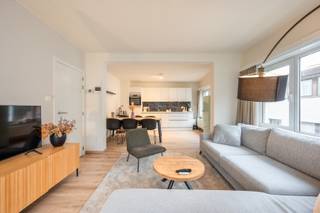 Instapklaar hoekappartement, centraal gelegen in het hart van Heist.Indeling van het appartement op de tweede verdieping:Inkomhal met vestiaire...