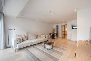 Prachtig gerenoveerd 2-slaapkamerappartement op toplocatie nabij de Kustlaan in Knokke<br /><br />Ontdek dit stijlvol gerenoveerde appartement, rustig gelegen in een zijstraat van de prestigieuze Kustlaan en op wandelafstand van de zee, winkels en gezellige restaurants. Dankzij de hoogwaardige renovatie en de uitstekende ligging vormt dit appartement de ideale uitvalsbasis aan de Knokse kust.<br /><br />Indeling:<br />Inkomhal met gastentoilet<br />Lichtrijke en aangename leefruimte<br />Open, volledig geïnstalleerde keuken<br />Twee volwaardige slaapkamers met ingemaakte kasten<br />Moderne douchekamer<br /><br />Extra troeven zijn de privatieve kelderberging en de gemeenschappelijke fietsenberging in het gebouw.<br /><br />Een instapklaar appartement dat comfort, stijl en een absolute topligging in Knokke perfect combineert. Ideaal als vaste woonst, tweede verblijf of investering.<br /><br />Contacteer ons vandaag nog voor een bezoek en laat u verrassen door dit schitterende appartement.
