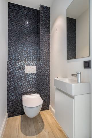 Te Zandvoort 37 in Westerlo-Tongerlo vinden we deze recente villa terug. Dankzij deze ligging genieten we van tal van voorzieningen in de nabije omgeving en kennen we een vlotte verbinding met de omliggende gemeenten. Bijkomend zorgt de landelijke omgeving voor prachtige vergezichten en de gewenste rust.<br /><br />Beschrijving:<br />Aan luxe geen gebrek bij deze prachtige woning op een ruim, zuid-west gericht perceel. We betreden de woning via de riante inkomhal met gastentoilet om vervolgens de leefruimte te bereiken. De tv-hoek werd voorzien van een gezellige gashaard met achterliggend een bureelruimte. Vervolgens brengt de eetkamer, met zicht op de tuin, ons bij een tijdloze en volledig uitgeruste open keuken, voorzien van alle moderne keukenapparatuur. Verder op het gelijkvloers treft u een ingerichte wasplaats/bijkeuken met zij-inkom met toegang tot de inpandige dubbele garage. In deze ruimte werd een extra toilet, een wastafel alsook een douche voorzien. Tot slot biedt deze bergruimte toegang tot de ruime kelder.<br /><br />De verdieping is bereikbaar d.m.v. de mooie houten trap, uitgerust met indirecte verlichting om vervolgens terecht te komen in de master bedroom met aansluitende dressing. De overloop biedt op zijn beurt toegang tot 3 volwaardige slaapkamers waarvan 1 dienst doet als bureel met een prachtig uitzicht dankzij de vele raampartijen. Vanuit dit bureel is de zolderverdieping bereikbaar via een vaste trap. Hier bevindt zich een polyvalente ruimte, mogelijks een 5e slaapkamer, hobbykamer...<br /><br />Naast de ruime binnenruimte, beschikt deze villa ook over een prachtige tuin met een zuid-westelijke oriëntatie. Hier kun je heerlijk genieten van de zon en de rust. Extra tuinberging is achteraan in de tuin aanwezig voor opslag van tuingereedschap etc.<br /><br />Extra:<br />- Vloerverwarming én -koeling aanwezig<br />- Hoogwaardige afwerkingsgraad<br />- Energiezuinig: EPC-label A<br />- Perceeloppervlakte van +/- 2.650 m²<br />- Ruime kelder aanwezig<br />- Tuinonderhoud verplicht over te nemen <br /><br />Voor meer info of een bezoek contacteer ons via info@vastengoed.be of via 014/72 73 74.<br /><br />Wenst u een gratis schatting van uw eigendom? Contacteer ons via 014/72 73 74.