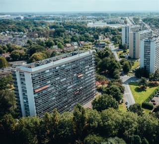 Dit aangename appartement van 105 m² is gelegen in het Koningin Fabiolapark in Sint-Niklaas, recht tegenover Waasland Shopping.Het appartement beschikt over een ruime, lichtrijke woonkamer, een ingerichte keuken , twee volwaardige slaapkamers en een badkamer met ligbad en douchemogelijkheid.Daarnaast geniet u van een 2 zonnige terrassen en een privatieve garage.Dankzij de uitstekende ligging bevinden winkels, openbaar vervoer en belangrijke invalswegen zich op korte afstand.Een ideale combinatie van ruimte, comfort en een centrale ligging!