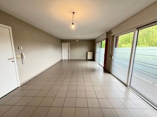 Het appartement bevindt zich in ideale staat.Beschikt over 2 slaapkamers.Nabij school en winkels.Genoeg parking aan de voorkant.Indeling:Living,...
