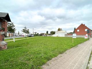 Bouwgrond met een totale grondoppervlakte van ca. 845m² te koop in het centrum van Wielsbeke. Deze bouwgrond voor alleenstaande bebouwing ligt op wandelafstand van winkels, scholen en invalswegen. Interesse in deze bouwgrond? Contacteer ons voor meer info via 056 605 605 of rob.vandaele@dewaele.com.