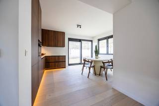 Verscholen op een rustig en kleinschalig woonerf in Deurne bevindt zich deze aangename gerenoveerde eengezinswoning met private buitenruimte. Deze woning is de eerste van 3 gerenoveerde woningen. De ligging in het binnengebied zorgt voor extra rust en privacy, terwijl alle stedelijke voorzieningen van Deurne en Antwerpen vlot bereikbaar blijven. De grote raampartijen en directe verbinding met de tuin creëren bovendien een aangename, lichte woonbeleving.<br />Indeling: De inkomhal brengt ons in de gezellige leefruimte met veel lichtinval. en zorgt onmiddellijk voor sfeer en rust. We lopen verder naar de stijlvolle keuken met zicht naar de ingesloten tuin met extra buitenberging. Verder is er nog de berging/technische ruimte. Tenslotte is er beneden nog het gastentoilet. Op de 1ste verdieping geeft de nachthal toegang tot de 3 slaapkamers, de badkamer en een apart toilet.<br />De voorgevel wordt nog afgewerkt met crepi. Een parkingplaats kan optioneel bij aangekocht worden voor 25.000 euro.<br />Troeven: <br />- high end gerenoveerd<br />- EPC A<br />- warmtepomp/airco<br />- strategische locatie<br />- optioneel parkingplaats voor 25.000 euro<br />Lijkt deze woning iets voor u? Neem dan snel contact op via 03 360 85 30.