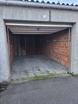 Discover the convenience of a closed garage box in the center of Roeselare! This garage box, located in a garage complex behind Weststraat 131...