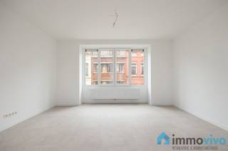 AlgemeenOp de eerste verdieping van dit volledig gerenoveerd appartementsgebouw vinden we dit ruime appartement met 3 slaapkamers. De centrale...