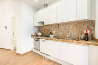 Welkom in deze smaakvol totaal <strong>gerenoveerde gezinswoning,</strong> gelegen op een <strong>centrale en vlot bereikbare locatie</strong> in Burcht.<br />Achter de vernieuwde gevel schuilt een woning waar comfort, licht en functionaliteit centraal staan.<br /><br />Bij het binnenkomen <strong>via de inkomhal (6,5 m²) </strong>word je meteen verwelkomd in de ruime, <strong>lichtrijke leefruimte. De woonkamer (25,1 m²) en eetplaats (15 m²) </strong>lopen harmonieus in elkaar over en creëren een aangenaam open gevoel.<br /><br />De volledig <strong>uitgeruste keuken (10,2 m²) </strong>sluit naadloos aan en biedt zicht op de onderhoudsvriendelijke <strong>stadstuin (14 m²) </strong>— een gezellige buitenruimte waar je in alle privacy kan genieten.<br /><br />Op het gelijkvloers bevindt zich een moderne badkamer (4,8 m²), afgewerkt met kwalitatieve materialen en voorzien van een stijlvolle inloopdouche.<br />De eerste verdieping <strong>omvat drie volwaardige slaapkamers (13,2 m² – 14,3 m² – 9,5 m²)</strong>, een praktische <strong>dressing (2,2 m²) </strong>en een tweede, <strong>ruime badkamer (8,5 m²) </strong>met dubbele lavabo, douche én ligbad — een absolute meerwaarde voor gezinnen.<br /><br />Onder het dak <strong>bevindt zich de royale master bedroom (21 m²), </strong>een rustige en private plek die perfect dienst kan doen als ouderlijke suite.<br /><br />Deze woning werd volledig gestript en vernieuwd, inclusief elektriciteit, sanitair en verwarmingsinstallatie.<br />De elektrische installatie is conform gekeurd en dankzij de doordachte renovatie geniet u van hedendaags wooncomfort zonder zorgen.<br />Een extra berging vervolledigt het geheel.<br /><br /><u><strong>Technische kenmerken:</strong></u><br />– EPC: 158 kWh/m²jaar – Label B<br />– G- &amp; P-score: C – C<br />– Stedenbouwkundige inlichtingen: Wg – Vg – Gvv – Gmo – Gvkr<br />– Geen renovatieverplichting<br /><br /><strong>Instapklaar, energiezuinig en perfect voor wie zorgeloos wil wonen op een centrale ligging.</strong><br /><br />Voelt u het al kriebelen? Ons M3-team ontvangt u graag voor een persoonlijke rondleiding.<br /><strong>Bel ons vandaag nog op 03 369 70 33 en ontdek deze woning zelf.</strong><br /> 