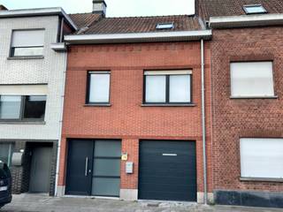 Deze instapklare centrumwoning werd volledig gerenoveerd in 2023.<br />Goeie ligging op 5 minuten van het station en van het provinciaal domein De Gavers.<br />Delhaize supermarkt in de straat, scholen op wandelafstand,....<br /><br />Indeling als volgt:<br />Inkomhal met gastentoilet en vestiaire, moderne open leefkeuken (met alle nodige toestellen) met aangename en lichtrijke leefruimte.<br />Ruime garage met automatische sectionaal poort, voldoende plaats voor fietsen en voorzieningen voor de wasmachine.<br />Droge kelder.<br />Op de eerste verdieping twee ruime slaapkamers, badkamer met toilet, douche en lavabomeubel. Inbouwkast in de nachthal.<br />Op de tweede verdieping twee kleinere maar zeker bruikbare slaapkamers.<br /><br />Aangenaam terras en stadstuintje, bereikbaar via het grote schuifraam.<br /><br />- pvc schrijnwerk, rolluiken<br />- hoogrendementsglas<br />- elektrische installatie conform<br />- ventilatiesysteem<br />- veel bergruimte<br />- gunstig EPC<br /><br />Interessante woning voor zowel starters als investeerders ! !
