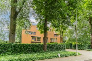 <p>Ruim en lichtrijk appartement van 182 m² op een groene toplocatie in het centrum van Beerse</p>
<p>Op zoek naar een uitzonderlijk ruim appartement met alle comfort en een centrale ligging? Dit verzorgde appartement van maar liefst 182 m² bevindt zich op een prachtig groen domein in het hart van Beerse en combineert ruimte, licht en wooncomfort op een unieke manier.</p>
<p>Bij het binnenkomen valt meteen de royale indeling op. De brede leefruimte met grote raampartijen geniet van een overvloed aan natuurlijk licht en biedt een aangename woonbeleving met zicht op het groene karakter van de omgeving. Dankzij de ruime opzet zijn er tal van mogelijkheden om gezellige zit- en eetruimtes te creëren.</p>
<p>De keuken werd reeds vernieuwd en is praktisch ingericht, waardoor u meteen kunt genieten van hedendaags comfort. Verder beschikt het appartement over verschillende ruime vertrekken die flexibel kunnen worden ingevuld volgens uw woonwensen.</p>
<p>Het gebouw is uitgerust met een lift. Bovendien zijn een garagebox en een kelderberging inbegrepen in de prijs.</p>
<p>Troeven op een rij:</p>
<ul>
<li>Zeer ruim appartement van 182 m²</li>
<li>Gelegen op een groen domein in het centrum van Beerse</li>
<li>Lichtrijke leefruimte met grote raampartijen</li>
<li>Vernieuwde keuken</li>
<li>Lift aanwezig in het gebouw</li>
<li>Garagebox inbegrepen</li>
<li>Kelderberging inbegrepen</li>
<li>Centrale ligging nabij winkels, horeca en openbaar vervoer</li>
</ul>
<p>Een ideale opportuniteit voor wie op zoek is naar royaal wonen op een rustige, groene locatie, zonder in te boeten aan bereikbaarheid en voorzieningen. Een bezoek zal u ongetwijfeld overtuigen.</p>
<p><br /><br /><br /></p>