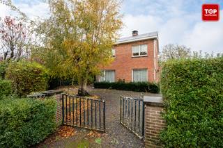 Deze alleenstaande woning op een perceel van 845 m² biedt een goede basis voor renovatie.Op het gelijkvloers bevinden zich de leefruimte, keuken en...
