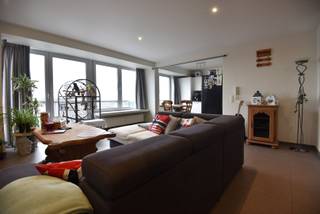 Dit ruime appartement van maar liefst 124 m² is gelegen op de 5de verdieping (lift aanwezig).Het beschikt over een inkom, gastentoilet, een ruime...