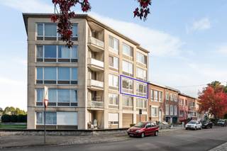 <p>Ga jij graag wandelen, fietsen, picknicken of ben je altijd te vinden voor een leuk, cultureel evenement? Dan ben je hier aan het juiste adres! Dit recent gerenoveerde appartement wordt namelijk omringd door prachtige, groene parken waaronder het befaamde ‘Rivierenhof’ en ‘Gemeentepark Bremweide’. Bovendien bevindt het Wijnegem Shop Eat Enjoy zich slechts op fietsafstand – ideaal voor urenlang winkelplezier!</p>
<p>Naast de toplocatie heeft deze woonst nog tal van troeven. Denk maar aan het gunstige EPC-label B, een hoogwaardige afwerking tot in de kleinste details én een knus terrasje waar je wellicht kan ontsnappen aan de drukte van de dag. Je komt binnen via de inkomhal die werd voorzien van een praktische vestiaire en gastentoilet. Aansluitend vind je de zonnige leefruimte met een open keuken in een modern jasje, welke geïnstalleerd werd met kwaliteitsvolle materialen. Verder telt deze unit nog 2 ruime slaapkamers (15 m² &amp; 10,50 m²) en uiteraard een trendy badkamer die werd uitgerust met een inloopdouche, handdoekradiator en tot slot een lavabo in een stijlvol meubel.</p>
<p>Kortom, dit appartement combineert comfort, stijl en een topligging – de ideale plek om meteen je dozen uit te pakken en volop te genieten!<br /><br /><strong>Maandelijkse kosten: </strong>Naar gelang het verbruik met een afrekening per kwartaal: <strong>+/- € 205,00 </strong>(inclusief verwarming, onderhoud lift, schoonmaak gemene delen, elektriciteit en water gemene delen, onderhoud tuinen, syndicus, verzekering).</p>
<p><strong>Technische gegevens: Elektriciteit is conform! </strong>Centrale verwarming op gas via een condenserende ketel, HR-beglazing. Aansluitingen voor was- en droogmachine voorzien in de badkamer.</p>
<p><strong>Stedenbouwkundige inlichtingen, bodemattest en asbestattest in aanvraag. Bevindt zich niet in een risicozone voor overstromingen (P- en G-score A). Renovatieverplichting niet van toepassing.<br /><br /></strong></p>