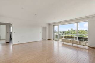 Dit leuke appartement is gelegen op de hoek van het gebouw en omwille van de ramen in de zijgevel en de zuidoost oriëntatie is het bijzonder lichtrijk! Naast het gebouw zijn open velden gelegen waarover u zicht heeft op het centrum van Leuven! Rustige ligging met zicht op groen!<br /><br />Bestaande uit een inkomhal met plaats voor vestiaire, een ruime leefruimte met een zit- en een eetplaats en aansluitend een terras, een keuken met aansluitend een terras, 3 mooie slaapkamers, een nachthal met een apart toilet en een badkamer met een raam.<br />Op het gelijkvloers beschikt het appartement over een private berging en een gemeenschappelijke fietsenberging. U heeft tevens de mogelijkheid om garagebox nr. 87 bij aan te kopen aan €30.000. <br /><br />EPC 150kWh(B-label)! Asbestveilig!<br /><br />U kan mij rechtstreeks contacteren op arnaut@immojanstas.be of op 0495/292080.<br /><br />Bijkomende info (EPC, bodemattest, stedenbouwkundige inlichtingen,...) vindt U onder de sectie "downloads".