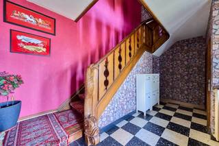 Ruime karakervolle woning met 5 slaapkamers op een mooi perceel van 837 m²<br /><br />Deze stijlvolle woning is zeer lichtrijk en straalt volop karakter uit door de mooie authentieke materialen die er zijn. <br />Gunstige ligging vlakbij het centrum en de invalswegen.<br />De grote inpandige garage zou eventueel kunnen omgebouwd worden naar een praktijkruimte of gelijkvloerse slaapkamer.<br />De zonnige ZW-tuin biedt volop privacy en heeft als extra troef dat er achteraan een toegang is via de Beukenhoflaan. Bovendien heb je zicht op het mooie bos aan de achterkant.<br /><br /><strong>INDELING:</strong><br /><strong>Gelijkvloers:</strong> Inkomhal met vestiaire en toilet, leefruimte met haard, keuken met eethoek, dubbele garage en ruime kelder.<br /><strong>Verdieping:</strong> Overloop , toilet, badkamer en 4 tot 5 slaapkamers, ruime zolder bereikbaar via luik.<br /><br /><strong>BIJZONDERHEDEN:</strong><br />- GEEN renovatieplicht;<br />- elektra conform;<br />- spouwmuurisolatie 2020;<br />- nieuwe boiler 2019.