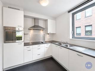 <p><span>Rustig wonen in hartje Antwerpen: 2 slaapkamers, zonnig terras en groene binnentuin</span></p><p><span>Centraal wonen en toch thuiskomen in alle rust? In residentie Het Binnenhof, een groen binnengebied aan de Oudesteenweg, vlak achter het Sint-Jansplein, ontdekt u dit aangename appartement met twee slaapkamers en een zonnig terras. Hier combineert u het bruisende stadsleven met een rustige woonomgeving. Een privatieve kelderberging, gemeenschappelijke fietsenstalling en eigen parkeerplaats maken het plaatje compleet.</span></p><p><span> </span></p><p><span>Indeling</span></p><p><span>De leefruimte van ca. 32 m² geeft rechtstreeks uit op het terras van ca. 6 m². Dankzij de avondzon is dit de ideale plek om na een werkdag tot rust te komen of gezellig buiten te eten. De open keuken sluit aan op de leefruimte en is uitgerust met een oven, elektrische kookplaat, dampkap, koelkast met afzonderlijk vriesvak en vaatwasser. Een ruime berging biedt extra opbergruimte en aansluitingen voor een wasmachine en droogkast. De grootste slaapkamer van ca. 15 m² ligt achteraan en kijkt uit op het groen. De tweede kamer van ca. 10 m² leent zich uitstekend als slaapkamer, bureau of logeerkamer. De badkamer beschikt over een dubbele wastafel met spiegelkast en een ligbad. Daarnaast is er een afzonderlijk gastentoilet. De privatieve kelderberging nr. 13 is inbegrepen in de verkoopprijs.</span></p><p><span> </span></p><p><span>Belangrijkste troeven</span></p><ul><li><span>Rustige ligging in een groen binnengebied, midden in de stad.</span></li><li><span>Twee slaapkamers en een terras met avondzon.</span></li><li><span>EPC-label B en conforme elektrische installatie.</span></li><li><span>Praktische berging in het appartement én een privatieve kelderberging.</span></li><li><span>Lift en gemeenschappelijke fietsenstalling aanwezig.</span></li><li><span>Parkeerplaats P16 verplicht mee aan te kopen voor € 27.500, boven op de vraagprijs van het appartement. Deze is momenteel verhuurd voor € 65 per maand.</span></li></ul><p><span> </span></p><p><span>Algemene informatie</span></p><p><span>De maandelijkse provisie voor de gemeenschappelijke kosten bedraagt € 125. Deze omvat onder meer het onderhoud en verbruik van de gemeenschappelijke delen, de lift, de syndicus en de verzekering van het gebouw.</span></p><p><span>Het appartement beschikt over individuele meters voor elektriciteit, gas en water.</span></p><ul><li><span>EPC: label B.</span></li><li><span>Elektrische keuring: conform het AREI, geldig tot 21 oktober 2034.</span></li><li><span>Asbestattest: niet van toepassing.</span></li></ul><p><span> </span></p><p><span>Gebouw</span></p><p><span>Residentie Het Binnenhof werd opgeleverd in 2009 en telt een veertigtal appartementen. De residentie maakt deel uit van een groter binnengebied met verschillende appartementsgebouwen en een ondergronds parkeercomplex. De groene omgeving en gemeenschappelijke fietsenstalling dragen bij aan het aangename wooncomfort.</span></p><p><span> </span></p><p><span>Ligging</span></p><p><span>Aan de Oudesteenweg in 2060 Antwerpen woont u vlak bij het Sint-Jansplein en op wandelafstand van Park Spoor Noord, winkels, cafés en restaurants. Openbaar vervoer en een Velo-station bevinden zich in de nabije omgeving. Met een Mobiscore van 9,4/10 liggen dagelijkse voorzieningen binnen handbereik.</span></p><p><span> </span></p><p><span>*De informatie in deze prospect is ter informatieve titel: de kandidaat-huurders moeten hun eigen zaak maken van het verkrijgen, controleren en interpreteren van deze informatie.</span></p>