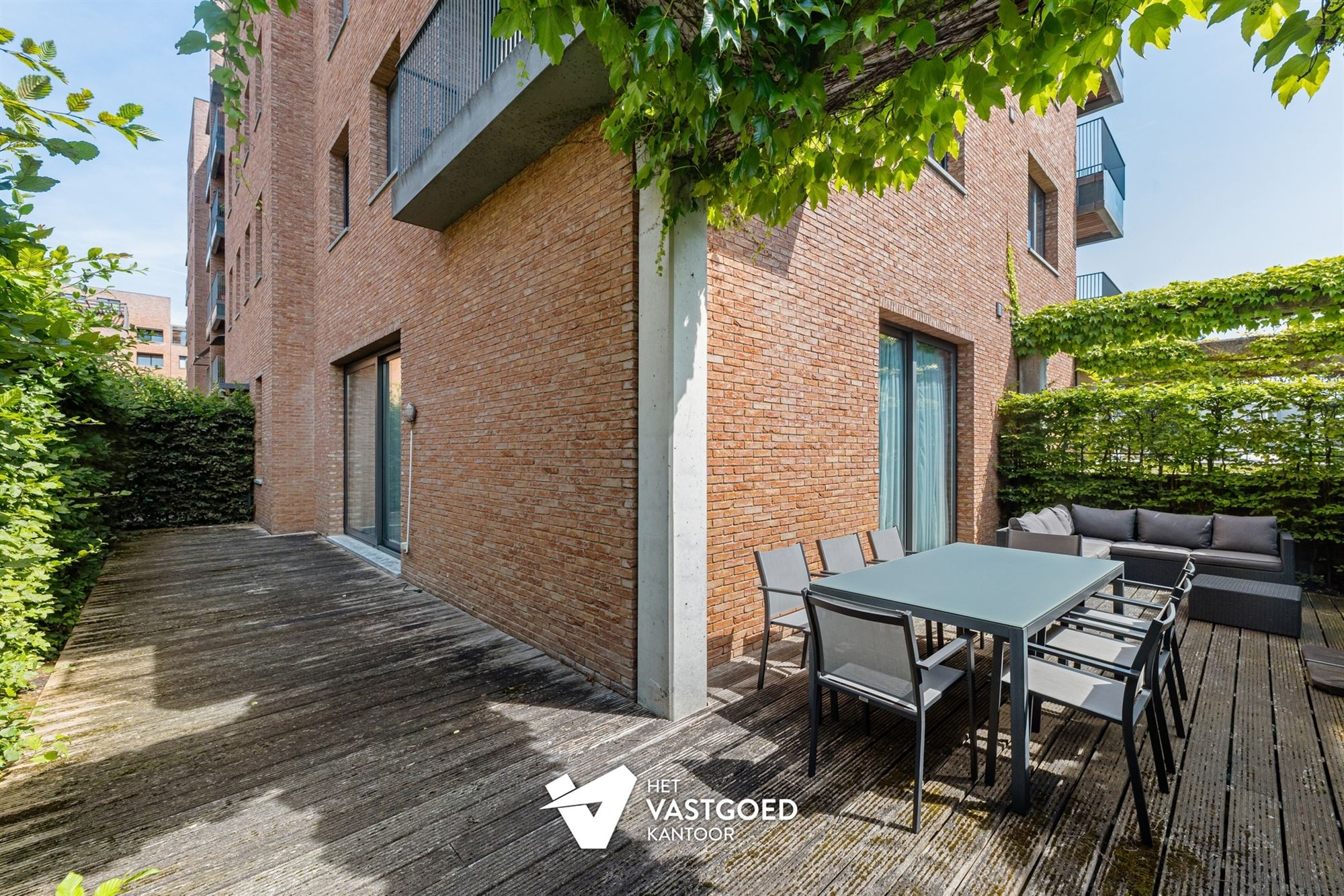 PRACHTIG GELEGEN GELIJKVLOERS APPARTEMENT MET 1 SLAAPKAMER EN ZEER RUIM TERRAS AAN DE KEMPISCHE KAAI TE HASSELT - foto 2