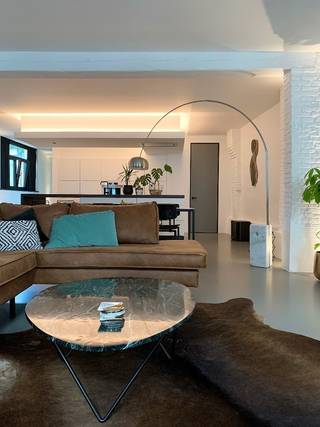 Deze unieke loft is gelegen op de eerste verdieping in een prachtig gerestaureerd gebouw uit 1910, ooit thuisbasis van de beroemde pianofabriek...