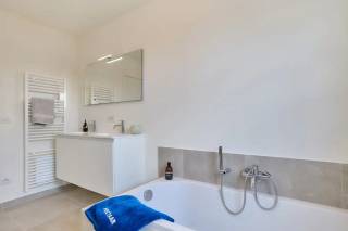 <p>Meer info gewenst? Contacteer steven@copandi.be of bel 0498 61 58 86.</p><p>Wonen in de groene rand van Mechelen en toch op fietsafstand van het centrum? Dit energiezuinige nieuwbouwproject ligt in de Valkstraat, een rustige en doodlopende, kindvriendelijke straat met een speeltuintje vlakbij.</p><p></p><p>De woningen worden gebouwd volgens de BEN-30 norm en instapklaar en schilderklaar opgeleverd. Dankzij onder andere een warmtepomp (lucht-water), ventilatiesysteem type C+, vloerverwarming, zonnepanelen en een regenwaterput met aansluiting voor toiletten, wasmachine en een buitenkraan geniet je van een bijzonder laag energieverbruik en optimaal wooncomfort. Woning lot 1 beschikt over een bruto bewoonbare oppervlakte van 156 m² en is gelegen op een mooi perceel van 498 m². Op het gelijkvloers kom je binnen via de inkomhal met gastentoilet en vestiaire.</p><p></p><p>De zeer ruime leefruimte in L-vorm sluit aan op de open keuken met zicht op de tuin, met aansluitend een praktische berging met aansluiting voor wasmachine en droogkast. Op de eerste verdieping bevinden zich drie ruime slaapkamers, een apart toilet en een comfortabele badkamer met ligbad, douche en dubbele lavabo. Via een zolderluik in de hal is de zolder bereikbaar; deze wordt casco opgeleverd, met de mogelijkheid tot het plaatsen van een vaste trap en verdere afwerking mits meerprijs.</p>