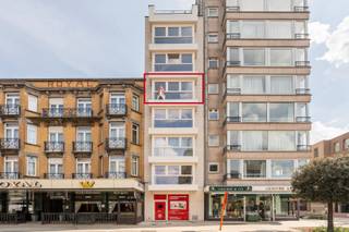 <p><strong>Nieuwbouw 1-slaapkamerappartement te huur – Residentie TRAPEGEER</strong></p>
<p>Dit modern nieuwbouwappartement is gelegen op de<strong> vierde verdieping</strong> in Residentie TRAPEGEER. De residentie telt slechts zeven appartementen en bevindt zich in het centrum van De Panne, op wandelafstand van strand, winkels en openbaar vervoer.</p>
<p><strong>Indeling:</strong><br />Lichtrijke, zongerichte woonkamer met open, volledig uitgeruste keuken. Eén slaapkamer en een moderne badkamer voorzien van inloopdouche en toilet. </p>
<p><strong>Troeven:</strong><br />• Nieuwbouw en instapklaar<br />• Dichtbij openbaar vervoer<br />• Lift aanwezig en slechts één appartement per verdieping voor optimale rust en privacy</p>
<p>Interesse? Contacteer <strong>Soraya</strong> via <strong>soraya@servimoholidays.be</strong> of <strong>058/22.41.70</strong>.</p>