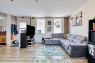 Gezellige (bijna) volledig gerenoveerde 2-gevel op wandelafstand van het centrum van Teralfene (deelgemeente Affligem) met zijn winkels en scholen in de buurt. Deze woning werd in 2020 grondig aangepakt: ttz. nieuwe vloeren (beton, chape), elektriciteit, ramen, sanitaire voorzieningen, dak enz. Zij beschikt op het gelijkvloers over een ruime leefruimte met open (tijdelijke) keuken, 1 slaapkamer, doucheruimte met toilet en nachthal. Op de verdieping bevinden zich nog 2 slaapkamers en de ruime badkamer. De leefruimte geeft toegang tot het grote zuid georiënteerde terras met barbecue. Vanop het terras heeft men toegang tot de garage. U zoekt een bijna instapklare woning met een gunstig EPC (B)? U heeft geen groene vingers maar beschikt wel over een voldoende groot terras waar het zeer aangenaam vertoeven is? Een zeer vlot bereikbare woning? Dan zal deze u zeker en vast aanspreken.
Aarzel daarom niet ons te contacteren voor een bezoek via affligem@immoaccenta.be