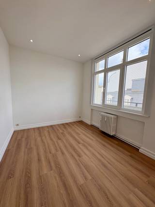 BRUSSEL, in het centrum, tussen de Beurs en de Midi-straat, in een rustig zijstraatje vlak bij het openbaar vervoer en talrijke winkels,...