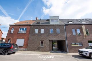 Instapklaar dakappartement met inkom, wc, living met open keuken (volledig ingericht met o.a. vaatwas), berging, badkamer (dubbele lavabo, inloopdouche), 1 slaapkamer, 2e slaapkamer/bureau, zolder, carport inbegrepen voor 2 wagens! <br /><br /><br />Beschikbaarheid: 1/03/2026<br />Syndickosten: inclusief huurprijs<br /><br />Voor meer info of een bezoek: lisa@immoroba.be