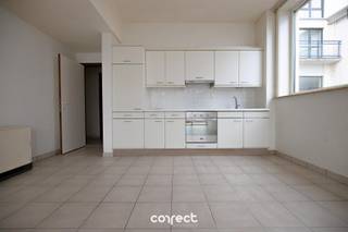 Op te frissen gelijkvloers appartement met 2 slaapkamersCentraal gelegen gelijkvloersappartement, rustig gelegen aan de achterzijde van...