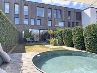 <p>Unieke en energiezuinige gezinswoning met maximale ruimte en kwalitatieve afwerking, gelegen nabij alle voorzieningen, op wandelafstand van het station, winkels en nabij de N35. De woning bestaat uit een inkomhal, een lichtrijke leefruimte met zit- en eethoek in verbinding met de open maatkeuken, een apart toilet, wasruimte en technische ruimte/berging. <br /><br />Op de eerste verdieping bevinden zich drie slaapkamers, waarvan twee met vast bureau, een douchekamer, berging en een nachthal met inbouwkasten. De tweede verdieping biedt een lichtrijke open bureau-/speelruimte met maatwerk en gezellig terrasje, een hoofdslaapkamer met inbouwkasten en berging en een tweede badkamer met inloopdouche en wastafel en extra toilet. <br /><br />Buiten beschikt de woning over een private parkeerplaats, tuinberging met achteruitgang en een garage en staanplaats binnen het gemeenschappelijk deel. De gemeenschappelijke delen zijn beperkt tot de gedeelde buiteninfrastructuur.</p>
<p>Extra troeven:</p>
<ul>
<li>BEN-woning (E-peil 14)</li>
<li>Voorzien van zonnepanelen (6.240 Wp)</li>
<li>Elektrisch laadstation</li>
<li>Houtskeletconstructie</li>
<li>Zonnescreens</li>
<li>Pichler warmtepompsysteem voor ventilatie, warm water, verwarming en passieve koeling</li>
<li>Maatkeuken en maatwerk</li>
<li>2 badkamers</li>
<li>Regenwaterput van 10.000 liter</li>
<li>Geschilderd in 2024</li>
<li>Instapklaar</li>
</ul>
<p>Deze woning is te koop ZONDER makelaar via het concept van Smart Houses! Wenst u verdere inlichtingen of een bezoek? Contacteer rechtstreeks de eigenaar via +32498931996</p>