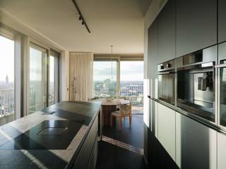 <strong>Luxe penthouse (bj. 2021) met twee kamers en een uitzonderlijk terras met panoramisch zicht over Gent en zijn torens.</strong><br /><br /><em>Voor meer informatie, mail naar info@carloeggermont.be</em><br /><br />Dit penthouse van ca. 140 m² werd hoogwaardig afgewerkt in samenwerking met interieurarchitecte Peggy De Coninck. De materialen, details en indeling zijn tot in de puntjes verfijnd. Het ruime terras van ca. 34 m² vormt een unieke buitenruimte met prachtig uitzicht.<br /><br /><u>Indeling:</u><br />Op de duplexverdieping (16<sup>de</sup> verdieping) bevindt zich de open leefkeuken met eetplaats. De keuken is volledig uitgerust met kwalitatieve huishoudtoestellen van Atag. Dankzij de grote raampartijen geniet deze ruimte van veel natuurlijk licht en is er directe toegang tot het ruime, zonnige terras met een prachtig uitzicht over de skyline van Gent. Op deze verdieping is er ook een praktische berging met aansluiting voor wasmachine en droogkast.<br /><br />Een verdieping lager bevindt zich de lichtrijke leefruimte. Aansluitend is er een ruime polyvalente ruimte, die momenteel wordt gebruikt als bureau. De hoofdslaapkamer beschikt over ingemaakte kasten en een ensuite badkamer. Verder zijn er in de hal nog een apart toilet, een vestiaire en een extra berging<br /><br />De toren aan het Stapelplein maakt deel uit van het stadsvernieuwingsproject ‘Oude Dokken’: een nieuw, bruisend stadsdeel met wandelpromenades, wijkparken, hippe koffiebars en een moderne stedelijke uitstraling.<br /><br />Er is een gemeenschappelijke fietsenberging en afvalberging in de residentie<strong>. <br /><br />Extra troeven: </strong>vloerverwarming aangesloten op het stadsnet, hoogwaardige Trizo21-verlichting, individuele zonnepanelen, maatwerk raamdecoratie en kwalitatieve ATAG-huishoudtoestellen, inclusief wijnfrigo.<br /><br /><strong>Kortom: dit penthouse combineert luxe afwerking, een riant terras en een prachtig zicht met een topligging in de vernieuwde Oude Dokken.</strong>