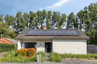 <p><strong>Beringen: gelijkvloerse woning met zwembad en prachtig uitzicht op rustige ligging</strong></p>
<p>Deze gelijkvloerse woning is gelegen aan de Tervantstraat 171 in Beringen, op een rustige locatie met een open en gunstig uitzicht. Dankzij de nabijheid van de E313 geniet u van een uitstekende bereikbaarheid naar omliggende steden, terwijl u toch woont in een aangename en groene omgeving. Een ideale combinatie van rust, comfort en bereikbaarheid.</p>
<p>De woning beschikt over een praktische indeling met een lichtrijke leefruimte, een open leefkeuken en drie volwaardige slaapkamers. Dankzij de inpandige garage en de verzorgde buitenruimte biedt deze eigendom alle comfort voor een gezin of voor wie graag gelijkvloers woont. De tuin met ingebouwd zwembad en ruim tuinhuis vormt de perfecte plek om in alle rust te genieten van het buitenleven.</p>
<p><strong>INDELING:</strong></p>
<p><strong>Gelijkvloers:</strong> inkomhal, lichtrijke leefruimte, open leefkeuken, gastentoilet, drie slaapkamers, badkamer en inpandige garage.</p>
<p><strong>Buiten:</strong> ruime tuin met ingebouwd zwembad, groot tuinhuis en een prachtig vrij uitzicht.</p>
<p><strong>TROEVEN:</strong></p>
<ul><li>Rustige ligging met open en groen uitzicht</li><li>Gelijkvloerse woning met praktische indeling</li><li>Ingebouwd zwembad en groot tuinhuis</li><li>Inpandige garage</li><li>Vlotte verbinding naar de E313</li></ul>
<p>Bent u op zoek naar een instapklare gelijkvloerse woning met een prachtige tuin en uitstekende bereikbaarheid? Ontdek zelf de troeven van deze eigendom in Beringen en plan vandaag nog uw bezoek!</p>
<p><strong>JOUW DROOMWONING. ZO GEVONDEN!</strong></p>